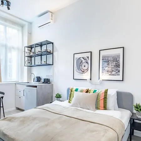 Very Charming - New - Budapest