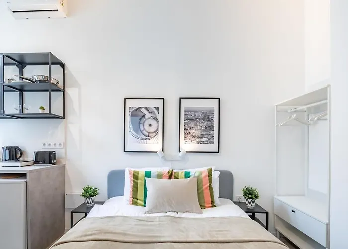 Very Charming - New - * Budapesta